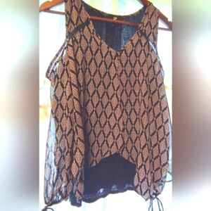 IZ BYER Beautiful and breezy summer cold shoulder tunic
